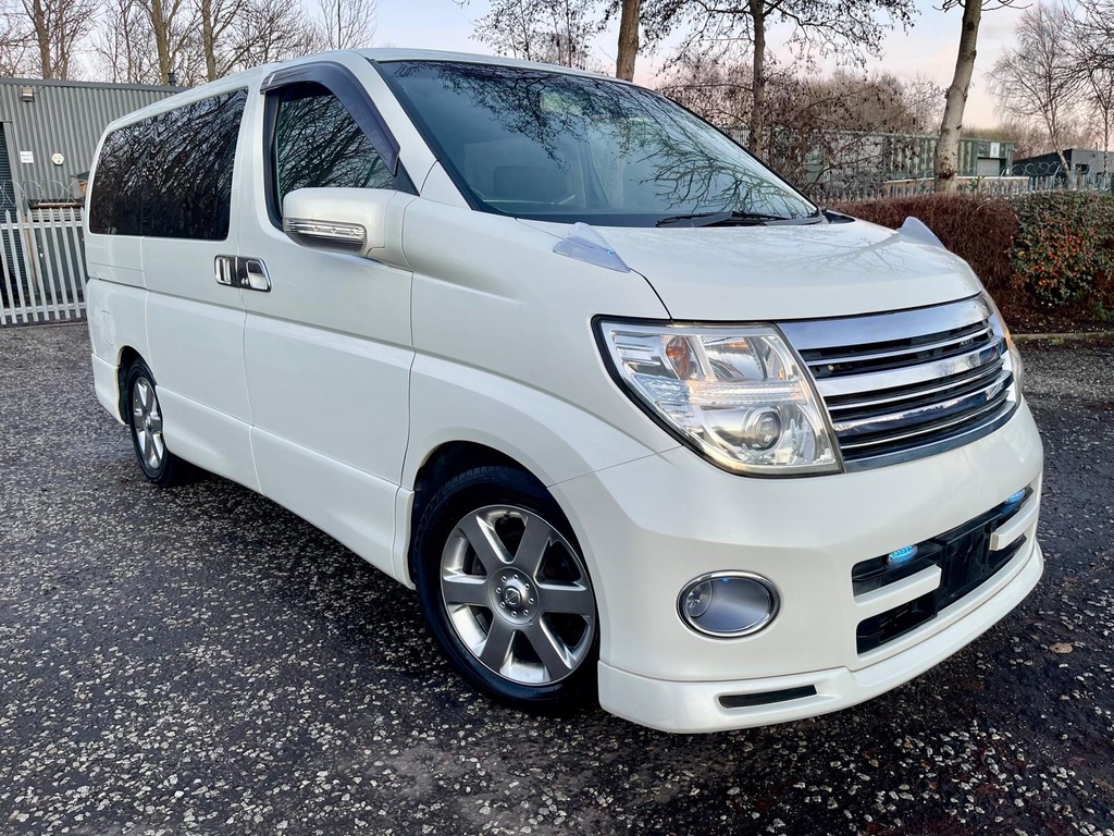 Nissan Elgrand Highway Star Fresh Import 4Wd 8 Seats Mpv Cur White