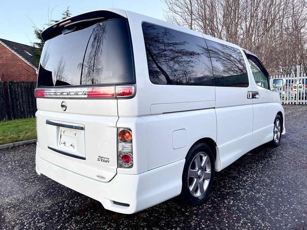 Nissan Elgrand Highway Star Fresh Import 4Wd 8 Seats Mpv Cur White #4