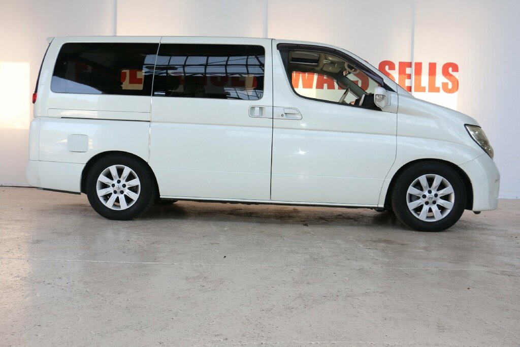 Nissan Elgrand Top Of The Range XL Model. Must Been Seen White #4