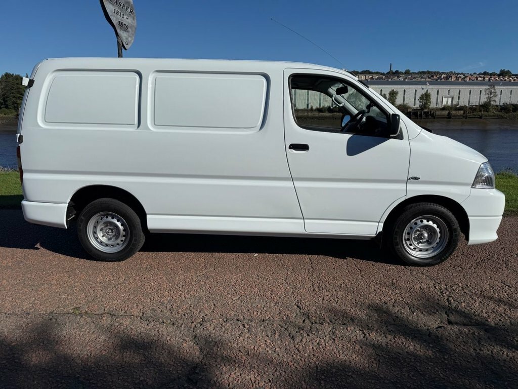 Toyota HiAce Mpv White #2