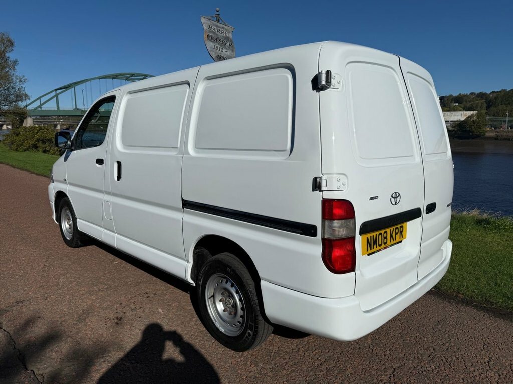 Toyota HiAce Mpv White #6