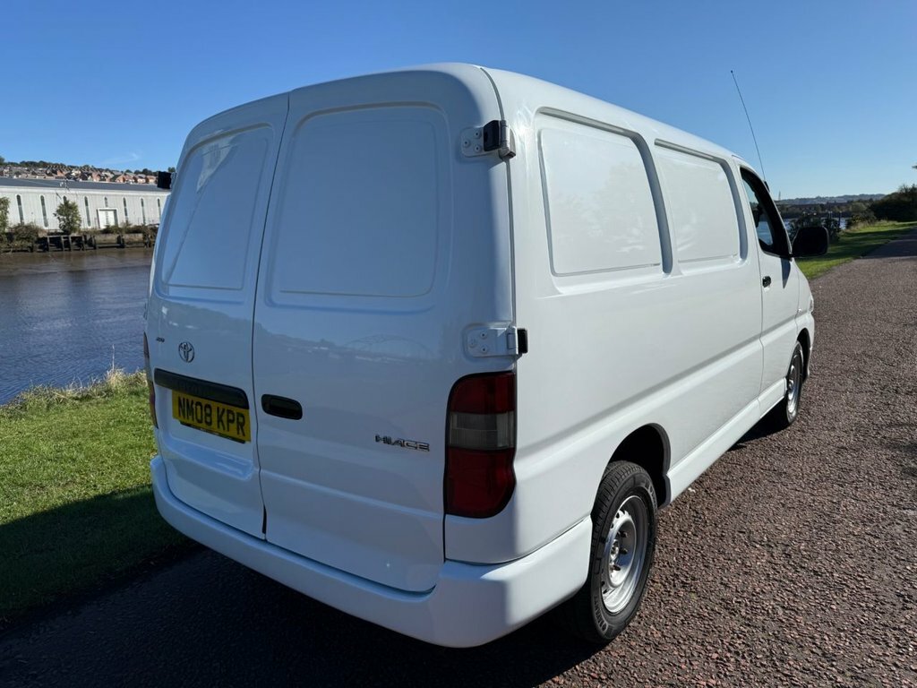 Toyota HiAce Mpv White #3