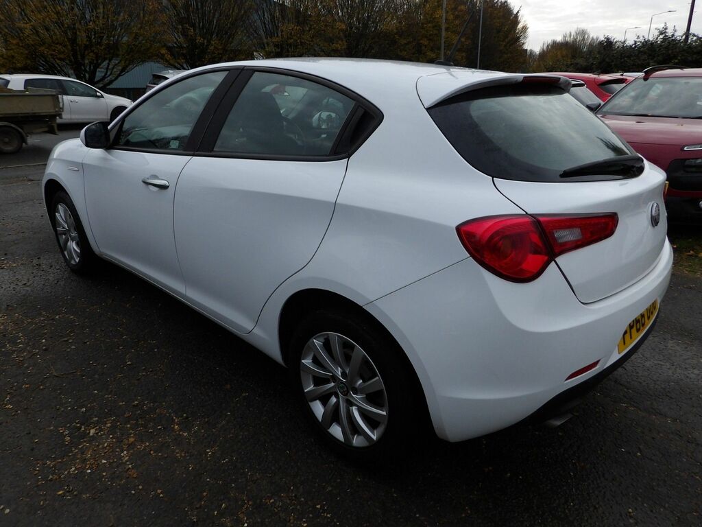 Alfa Romeo Giulietta 2.0 Jtdm-2 Giulietta Hatchback E White #4