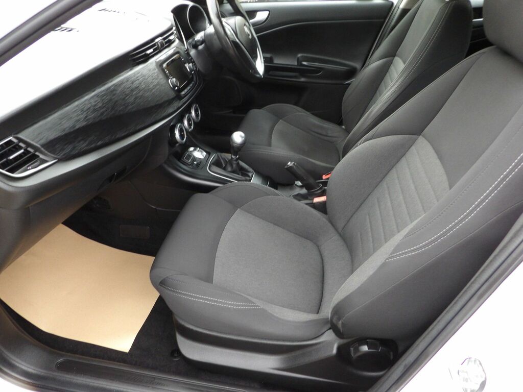 Alfa Romeo Giulietta 2.0 Jtdm-2 Giulietta Hatchback E White #6