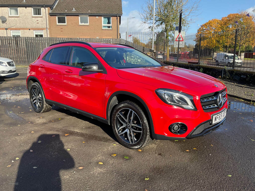 Mercedes-Benz GLA Class Gla 180 Urban Edition Red
