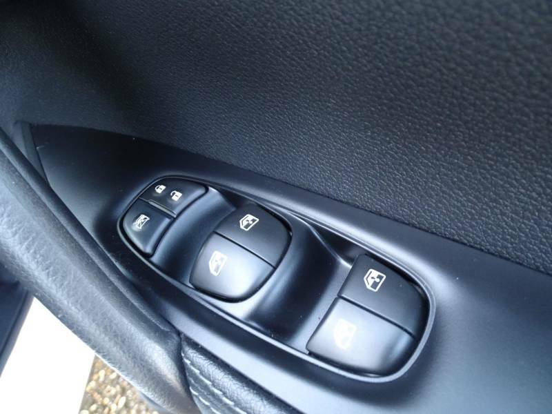 Nissan Qashqai+2 Hatchback Red #22