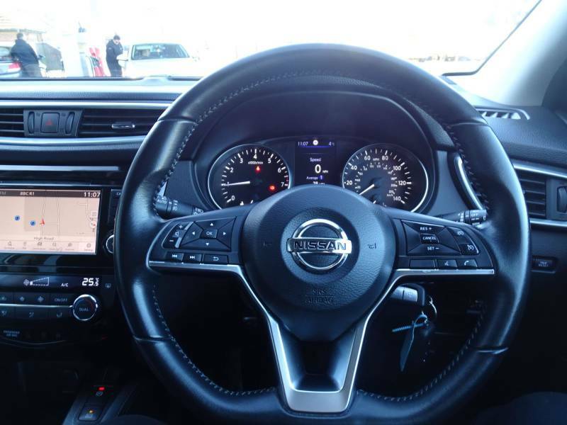 Nissan Qashqai+2 Hatchback Red #30