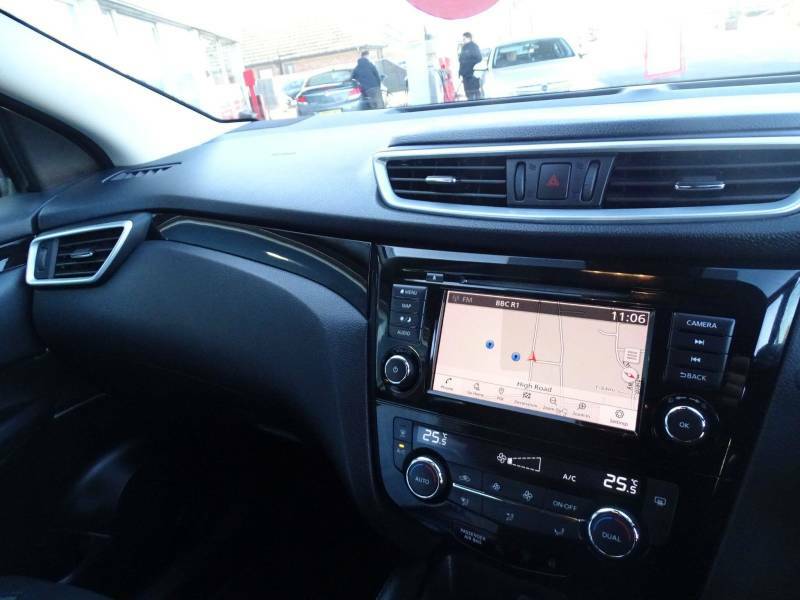 Nissan Qashqai+2 Hatchback Red #25