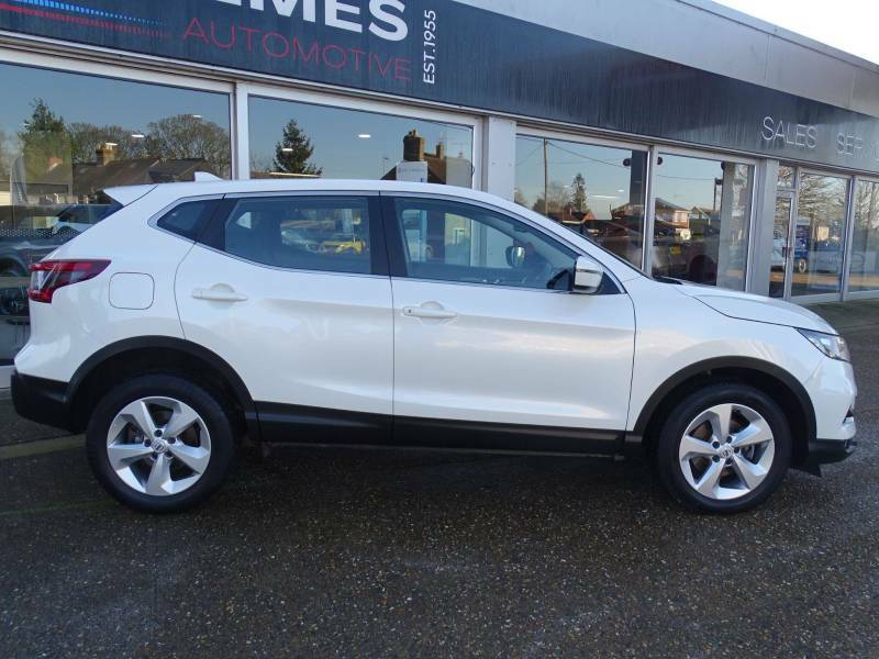Nissan Qashqai+2 Hatchback Red #4