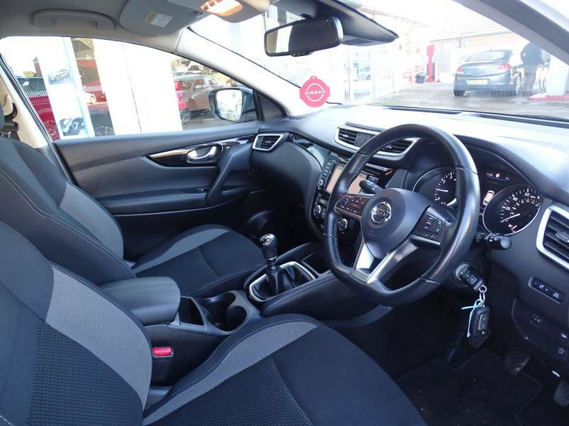 Nissan Qashqai+2 Hatchback Red #17