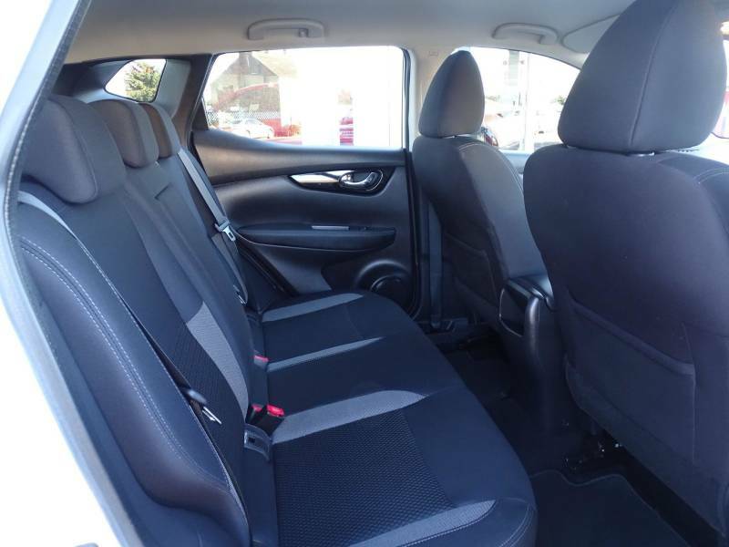 Nissan Qashqai+2 Hatchback Red #20