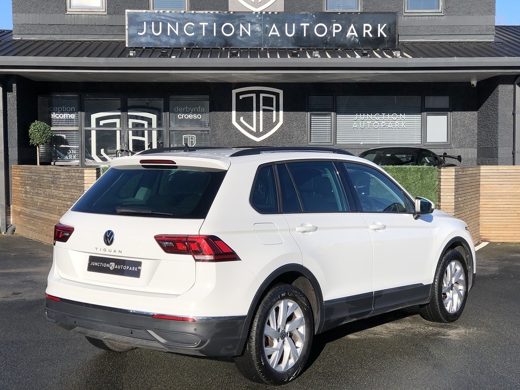 Volkswagen Tiguan Tsi Life CX73XPH White #6