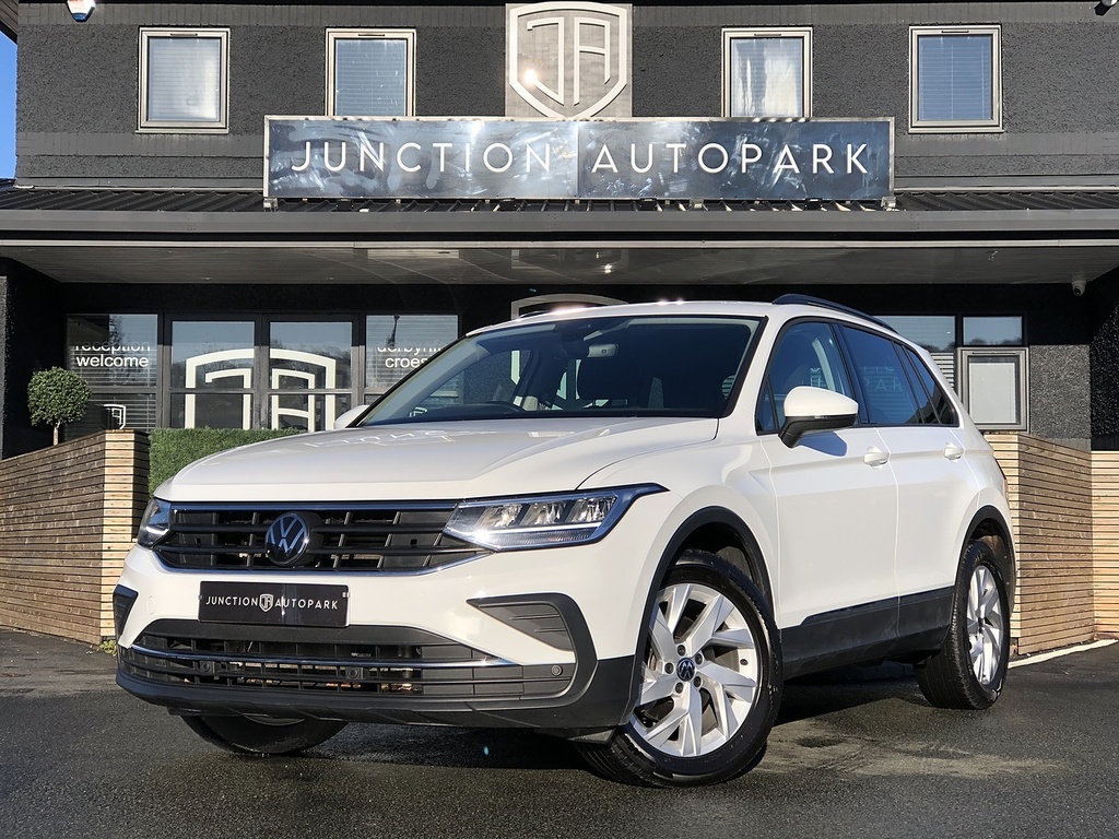 Volkswagen Tiguan Tsi Life CX73XPH White #2
