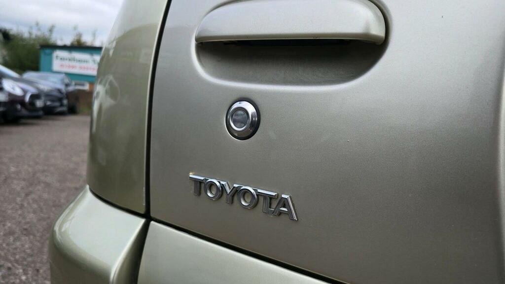 Toyota Yaris Verso Hatchback Beige #10