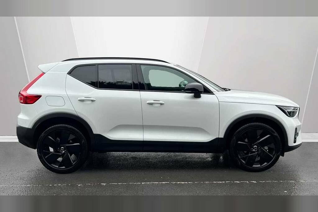 Volvo XC40 2.0 B4p Plus Black Edition VN75HEV White #3
