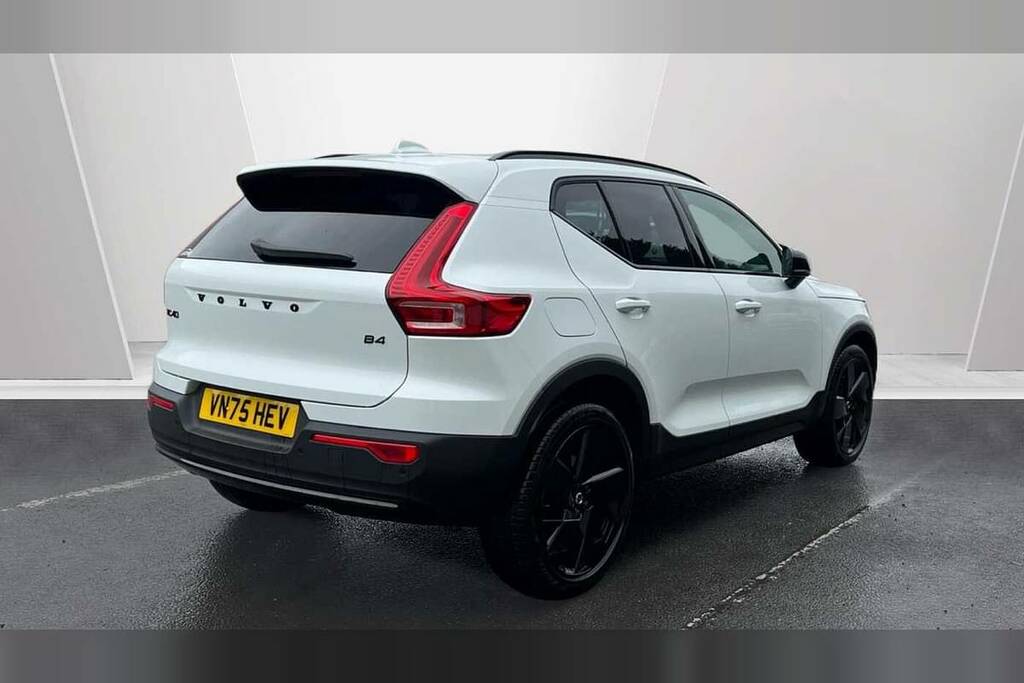 Volvo XC40 2.0 B4p Plus Black Edition VN75HEV White #2