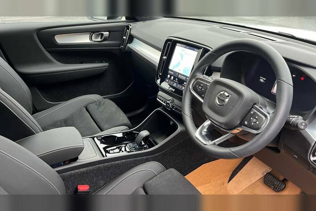 Volvo XC40 2.0 B4p Plus Black Edition VN75HEV White #4
