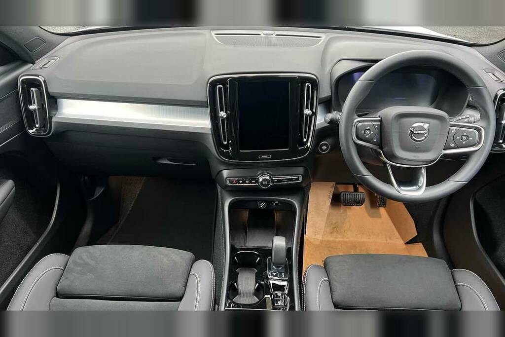 Volvo XC40 2.0 B4p Plus Black Edition VN75HEV White #5