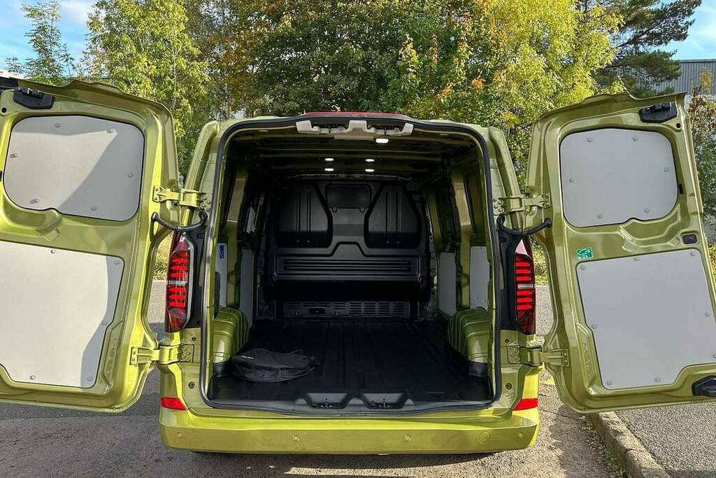 Volkswagen E-Transporter 100Kw 65Kwh Commerce Plus Van 5 Plus Green #6
