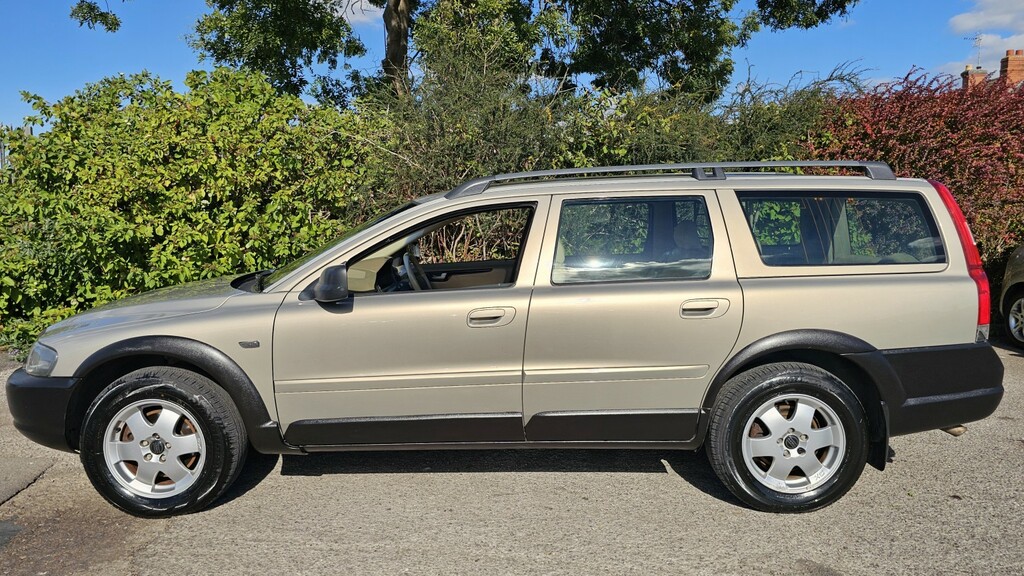 Volvo XC70 2.4 D3 Se Geartronic Black #1