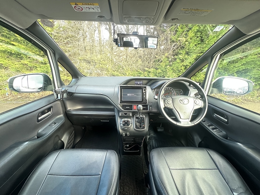 Toyota Voxy Zs Modellista Aero  #2