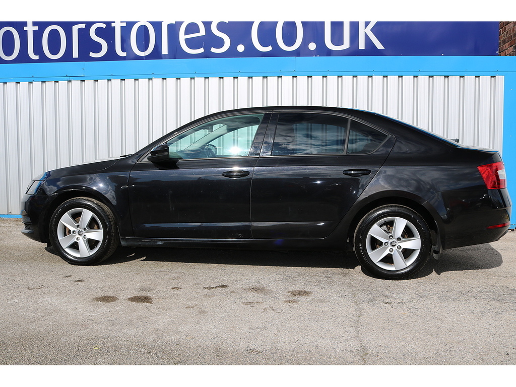 Skoda Octavia Tdi Se SH67PXO Black #5