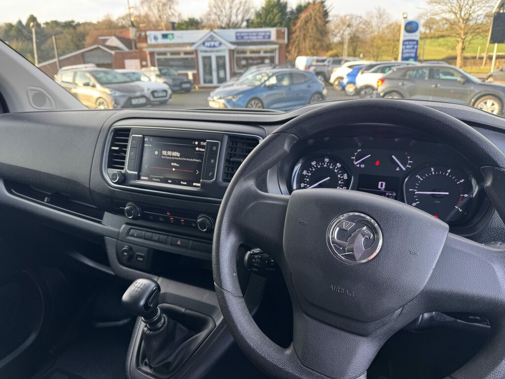 Vauxhall Vivaro Diesel DP23GHJ White #4