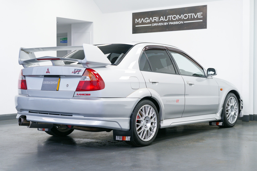 Mitsubishi Lancer Saloon White #13