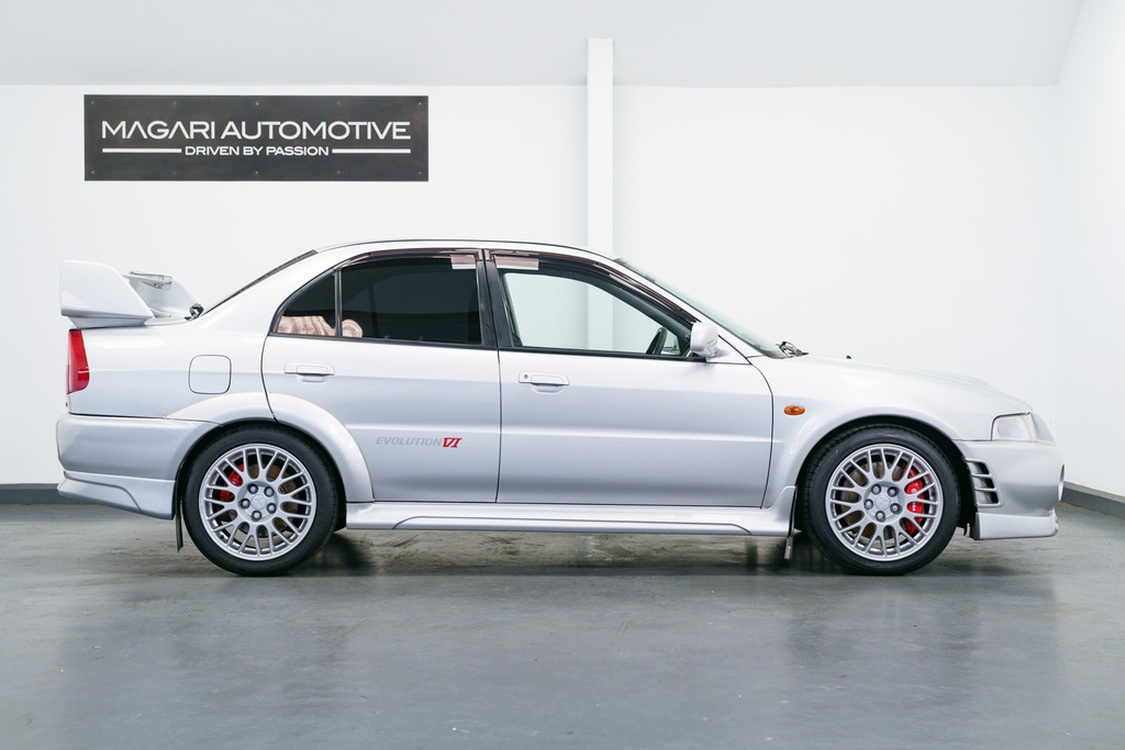 Mitsubishi Lancer Saloon White #11