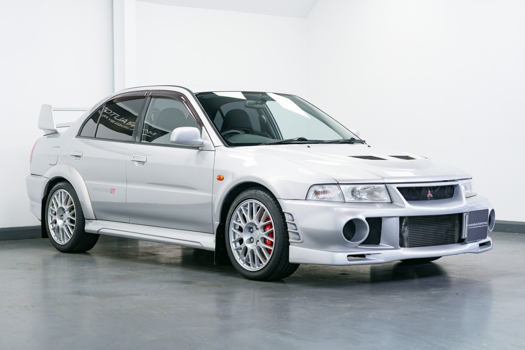 Mitsubishi Lancer Saloon White #9