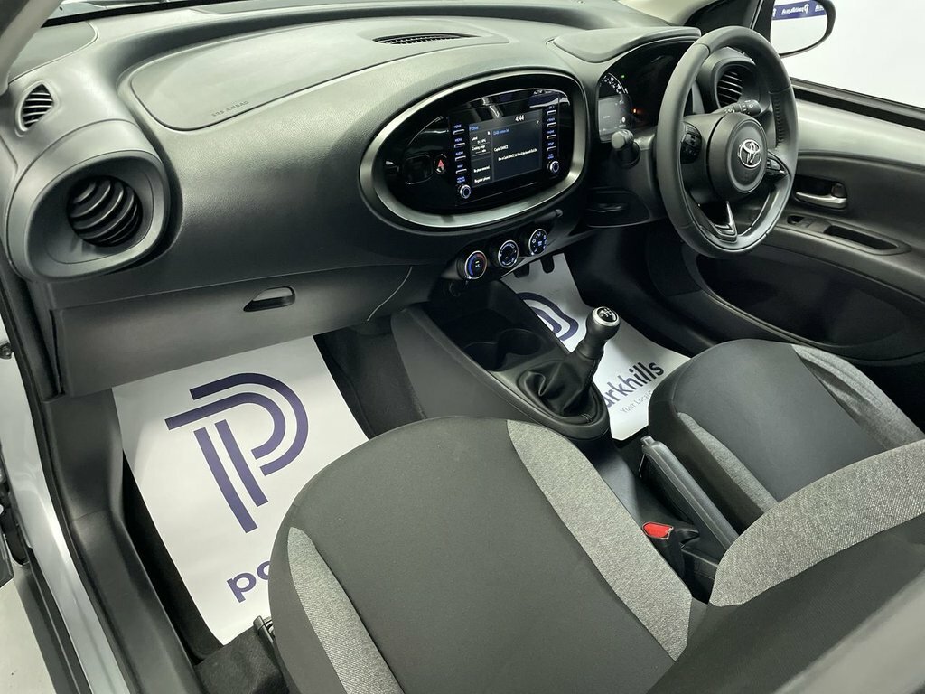 Toyota Aygo X 1L Pure DA22TFN Silver #4