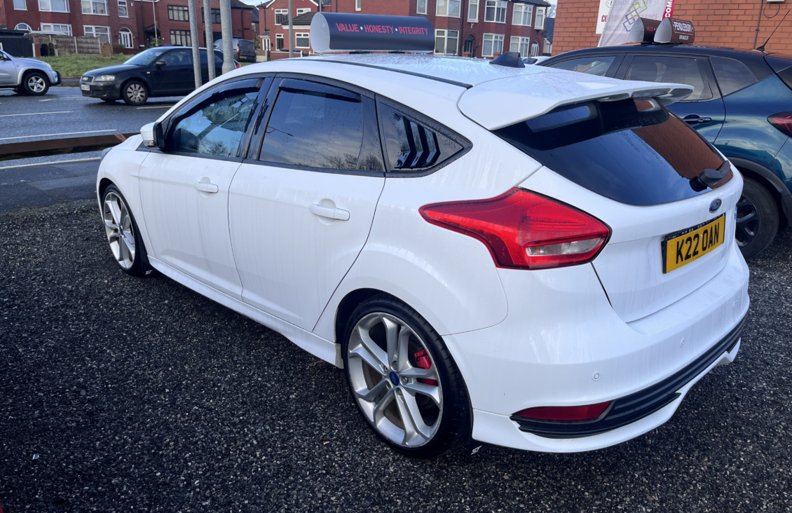 Ford Focus Hatchback  Black #2