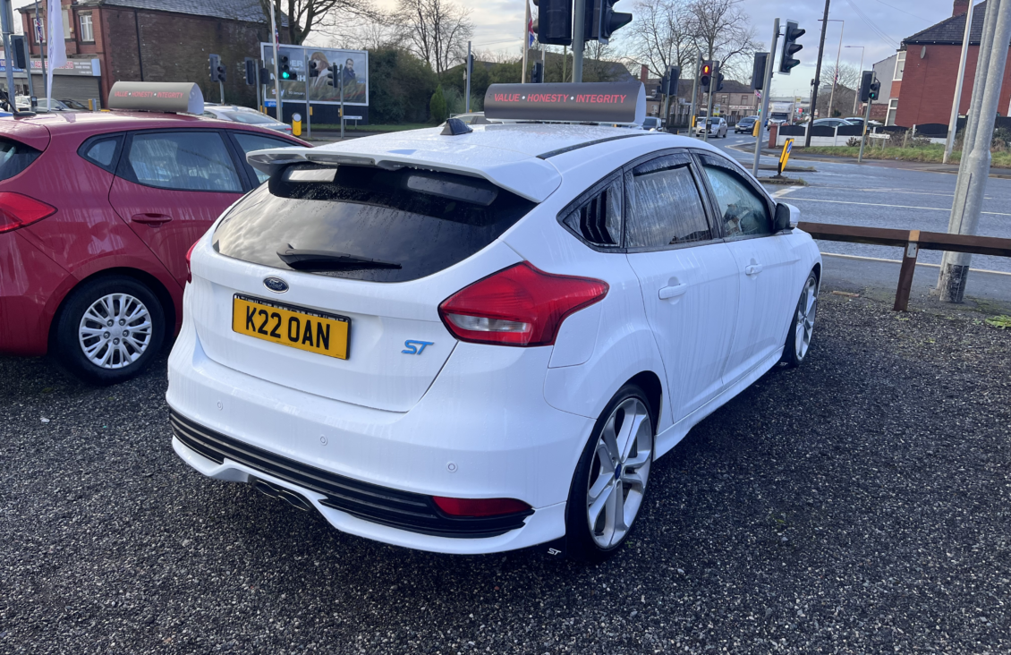 Ford Focus Hatchback  Black #4