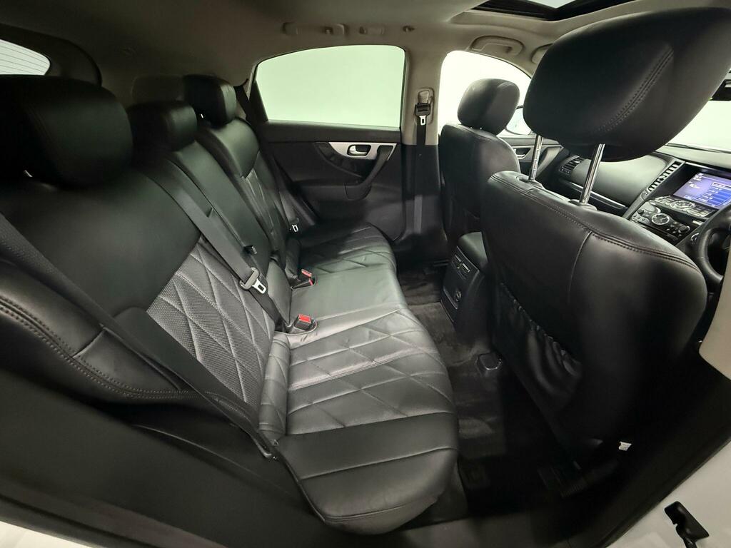 Infiniti QX70 3.0D Gt RX64SZD White #6