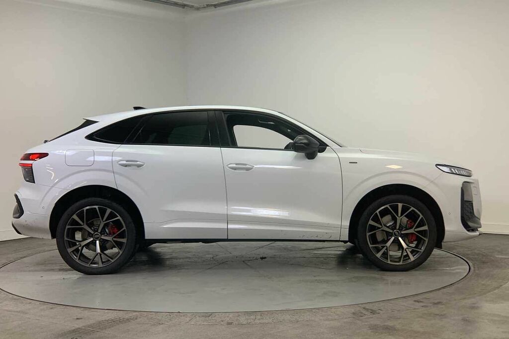 Audi Q3 Launch Edition Plus E-hybrid 272 Ps S Tronic - 202 HG75VVY White #4