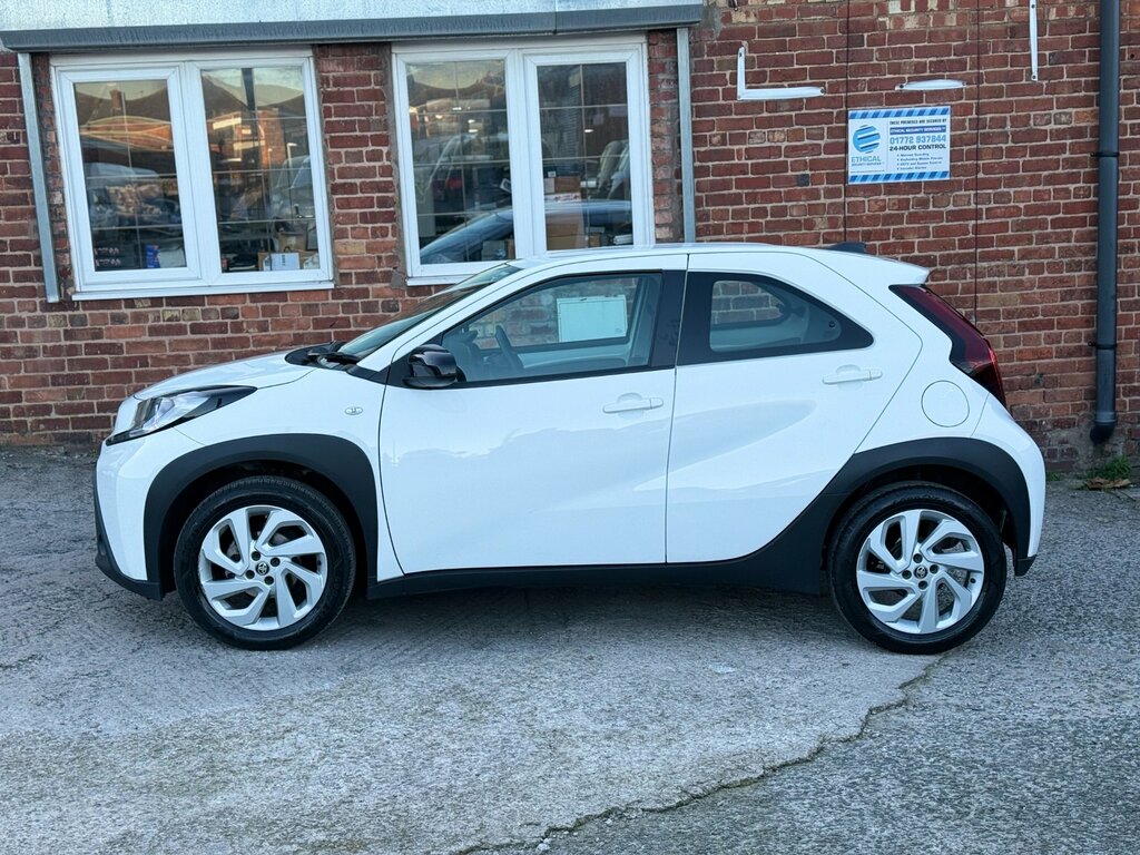 Toyota Aygo X 1.0 Vvt-i Pure Hatchback X-shift Euro 6 White #4