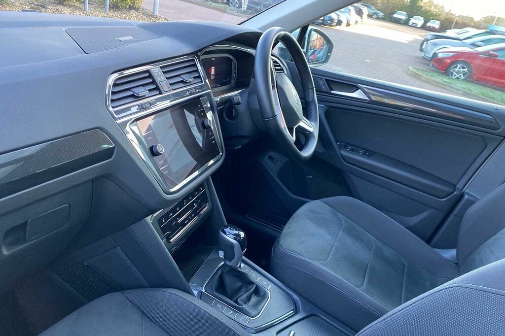 Volkswagen Tiguan 1.5 Tsi 150 Elegance Dsg FN73POU Black #2