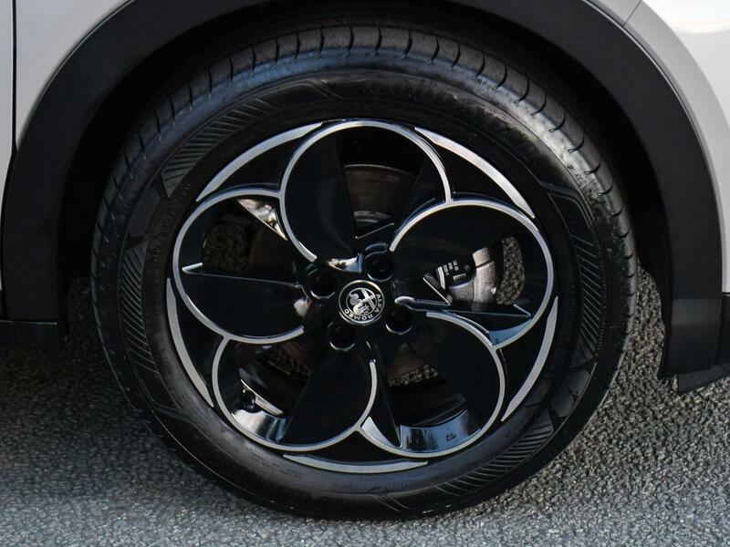 Alfa Romeo Junior 54Kwh Elettrica Speciale Black #4