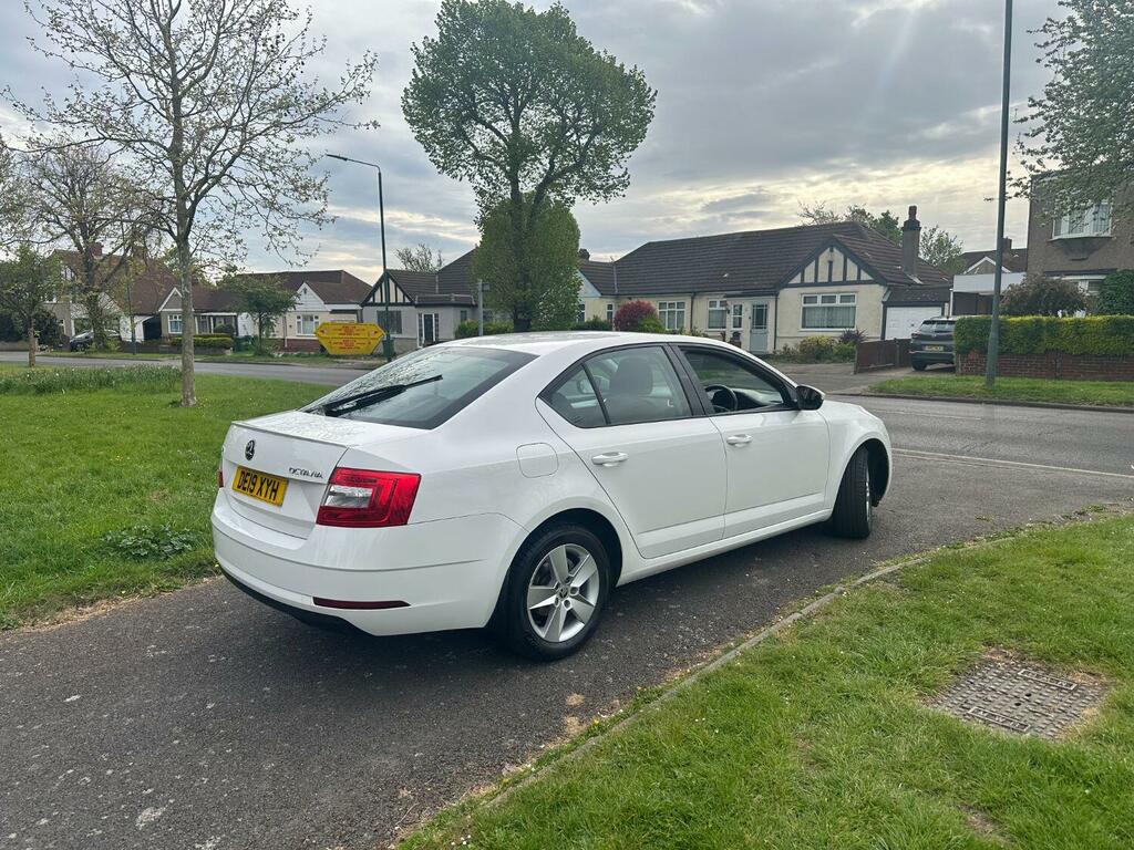 Skoda Octavia Hatchback 1.5 Tsi Act Se Technology 201919 DE19XYH White #4