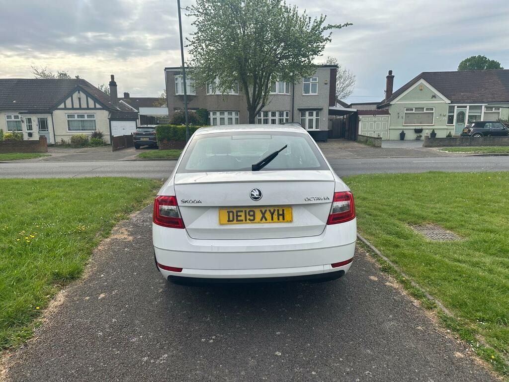 Skoda Octavia Hatchback 1.5 Tsi Act Se Technology 201919 DE19XYH White #5