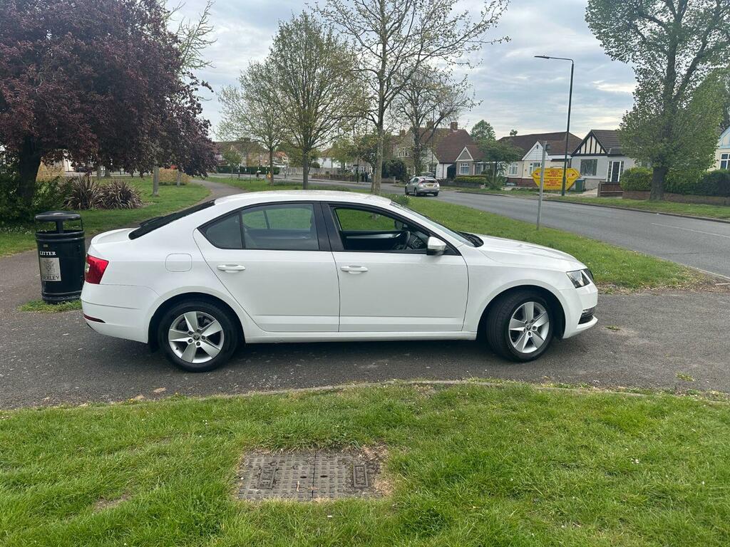 Skoda Octavia Hatchback 1.5 Tsi Act Se Technology 201919 DE19XYH White #3