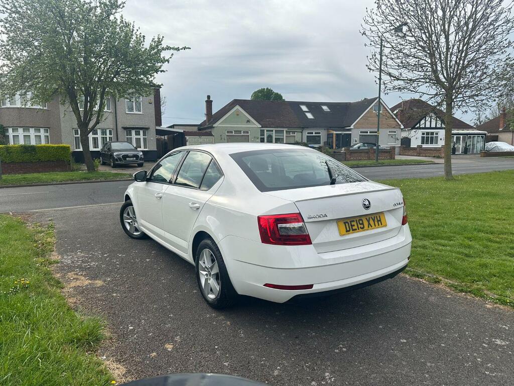 Skoda Octavia Hatchback 1.5 Tsi Act Se Technology 201919 DE19XYH White #6