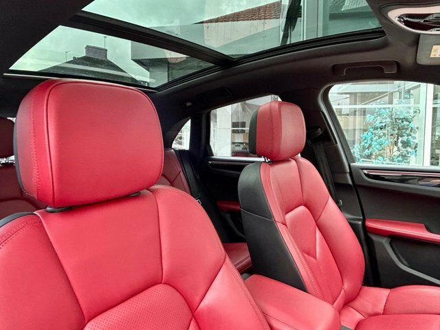 Porsche Macan 2.0T Suv ET68OAW Black #2