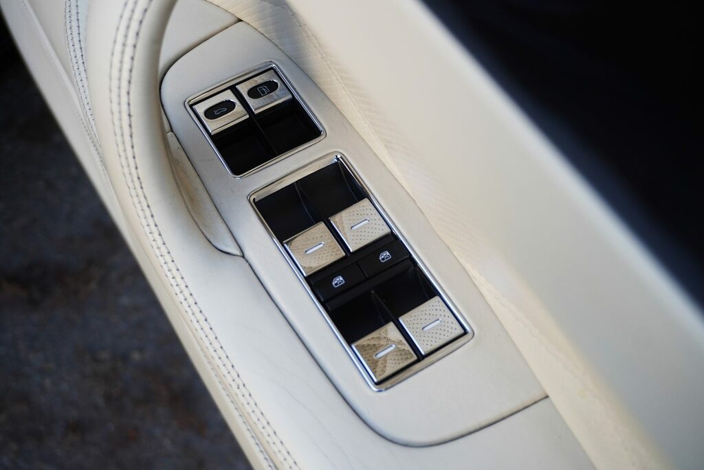 Bentley Flying Spur Saloon #13