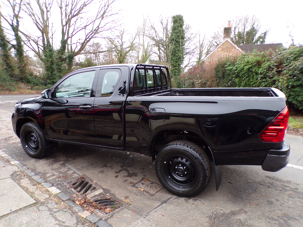 Toyota HILUX 2.4 D-4d Active Pickup Extended Cab Man VK71HCG Black #3