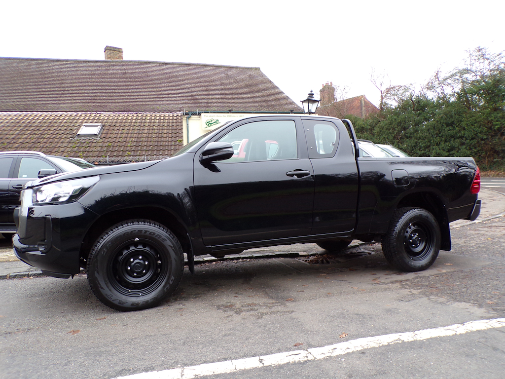 Toyota HILUX 2.4 D-4d Active Pickup Extended Cab Man VK71HCG Black #2