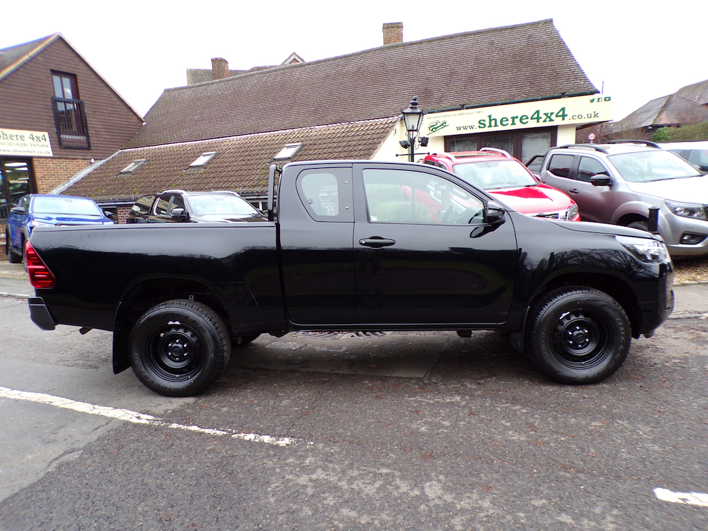Toyota HILUX 2.4 D-4d Active Pickup Extended Cab Man VK71HCG Black #4