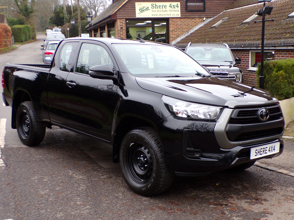 Toyota HILUX 2.4 D-4d Active Pickup Extended Cab Man Black