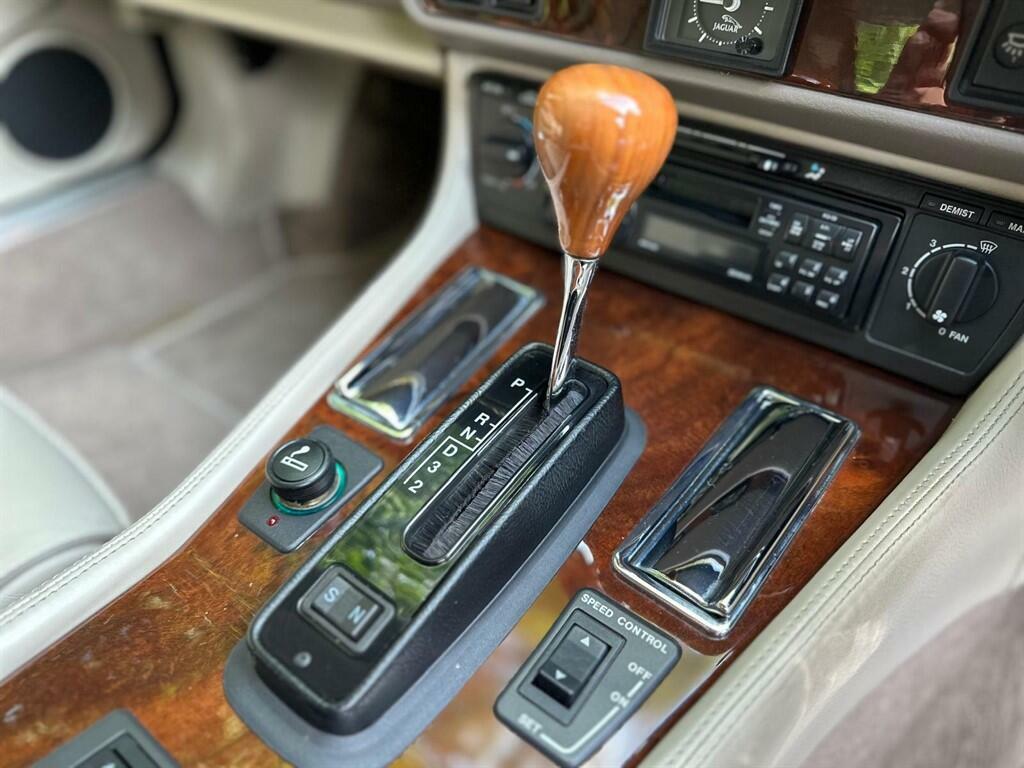 Jaguar XJS 4.0 Celebration Red #37