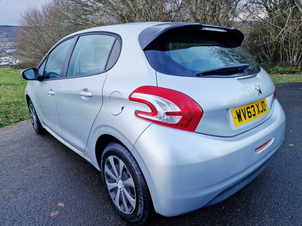 Peugeot e-208 E-hdi Allure Black #10